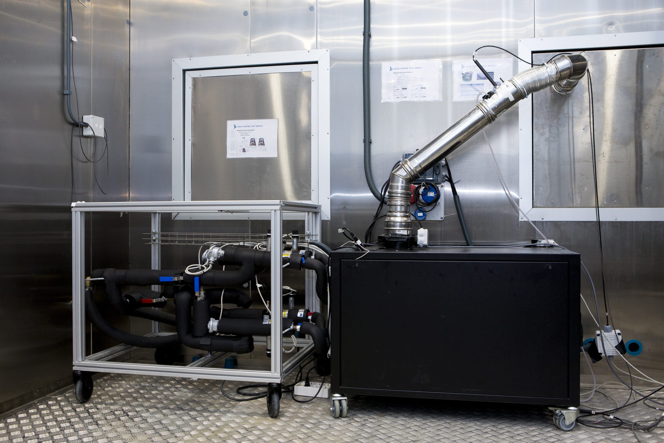 Energy research laboratory with multiple machines and monitoring systems for building energy efficiency analysis, indoor comfort evaluation and socio-economic impact assessment.