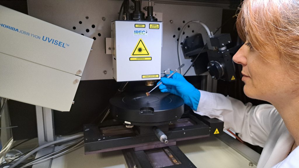 explored a new approach to controlling light emission through the movement of oxygen ions in functional oxide materials. The project aimed to develop energy-efficient, non-volatile optical devices whose response could be continuously tuned using small electrical stimuli, while gaining a better understanding of the processes governing oxygen insertion and extraction in oxide thin films. Praseodymium- and terbium-doped YSZ were investigated as optically active ionic materials, demonstrating that changes in the oxygen environment can modify their photoluminescence. These results showed the potential of combining ionic control and rare-earth emission within a single material platform. Overall, the project established photo-ionic control as a promising route towards analog and non-volatile light emission and modulation. It also identified strategies to improve ionic transport and device performance through material and device optimization. Alicia Ruiz-Caridad, from the Nanoionics and Fuel Cells Dept. at IREC, is a MSCA-PF fellow who led the project and combined IREC's expertise in nanoionics and functional oxides with her background in integrated photonics and rare-earth-doped materials. This interdisciplinary approach enabled the project to progress from material development and fundamental understanding of oxygen-driven optical changes towards their implementation in photonic structures. She will continue to develop this research line at IREC though a Ramon y Cajal fellowship, starting in September. The project resulted in two peer-reviewed journal publications, a patent application and several conference contributions, including two invited talks. Her outreach activities included participation in Matins de Recerca, Festa de la Ciència and Científiques. In 2026, Alicia received the Postdoctoral Research Award at the Photonics North Conference. Overall, PHIDES established oxygen-ion configuration as an effective means of controlling the optical properties of functional oxides. The project demonstrated reversible and analog optical tuning, extended ionic control to rare-earth emission, and provided the foundations for integrating these materials into guided photonic devices. These results open new opportunities for low-power optical technologies in which the material response can be electrically adjusted and retained without continuous energy consumption. PHIDES (project number: 101152905) is a MSCA-PF project which stands for "Photoionic Light Modulators for Electrochromic Devices" started in September 2024 and finalised this August. Link to cordis: https://cordis.europa.eu/project/id/101152905 Funded by the European Union. Views and opinions expressed are however those of the author(s) only and do not necessarily reflect those of the European Union or the European Research Executive Agency (REA). Neither the European Union nor the granting authority can be held responsible for them